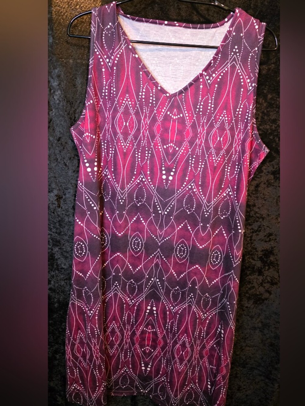 Women’s Sleeveless V-Neck Printed Tank Top in Magenta and Black